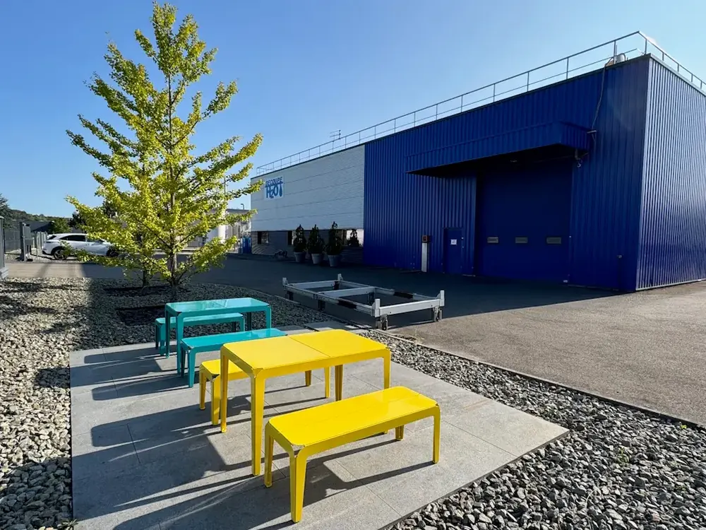 Bâtiment de Découpe H2O à Brognard, bardage bleu